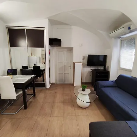 Apartment Sisters 3-4 *