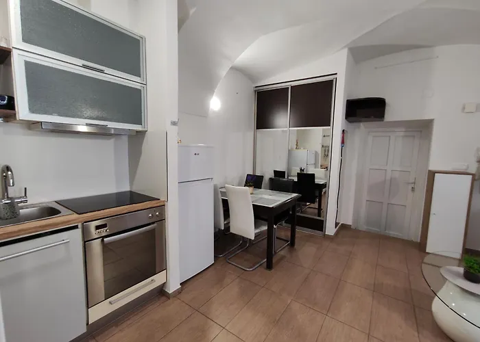 Sisters 3-4 ليوبليانا